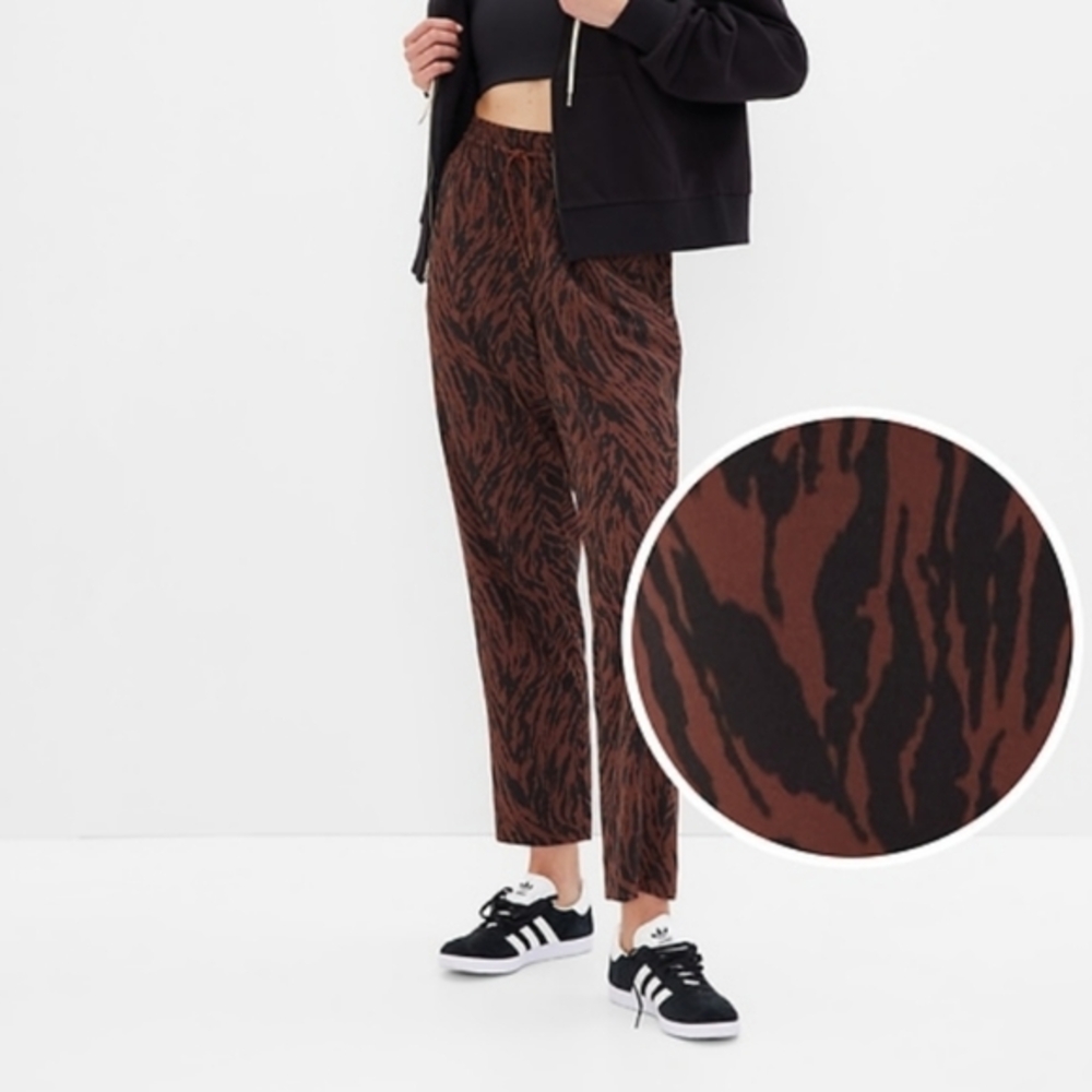GAP Women's GapFit High Rise Runaround Pants In Brown & Black Tiger Print